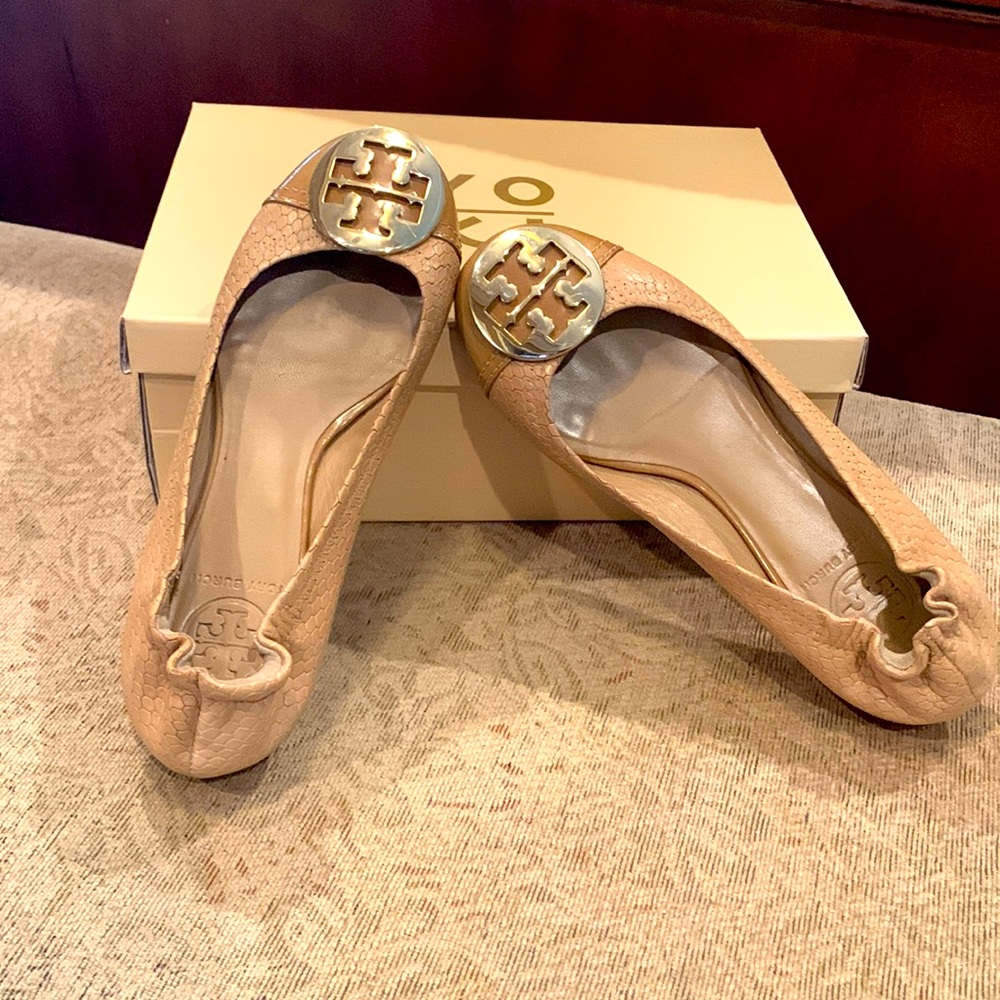 Super cute 5.5 , gently worn tan flats with gold buckle